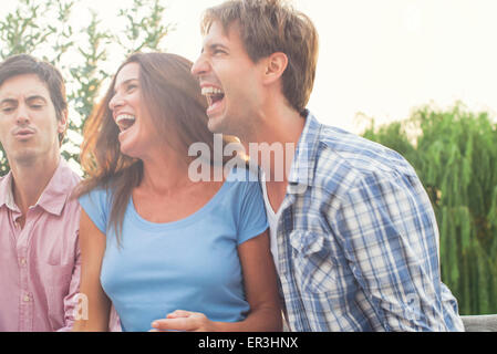 Freunden rumhängen, lachen und Spaß zusammen Stockfoto