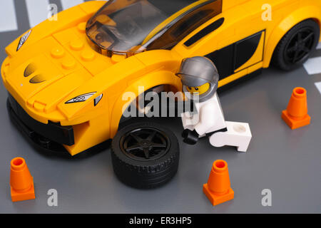 Tambow, Russische Föderation - 04 März 2015 Lego Fahrer Minifigur ist Rad des McLaren P1 von LEGO Geschwindigkeit Champions Befestigung. Stockfoto