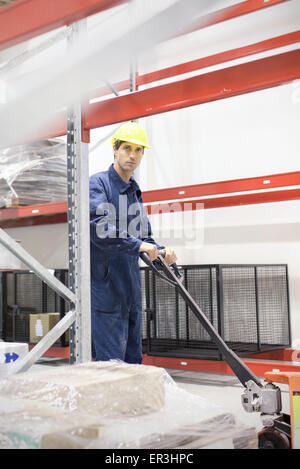 Arbeitnehmer operativen Hubwagen in Lager Stockfoto