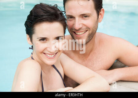 Paar gemeinsam entspannen im Pool, Porträt Stockfoto