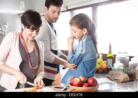 Familie, die Zubereitung von Speisen zusammen in Küche Stockfoto