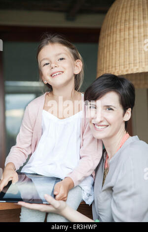 Mutter und junge Tochter mit digital-Tablette zusammen Stockfoto