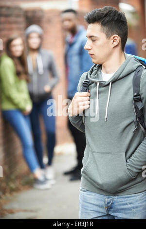 Teenager fühlen eingeschüchtert, als er geht nach Hause Stockfoto