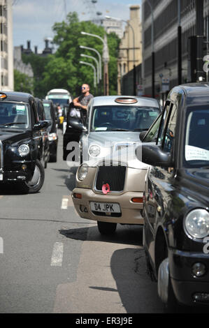 Westminster, London, UK. 26. Mai 2015. Hunderte von schwarzen Taxifahrer bringen Westminster zum Stillstand an einer Demonstration von United Taxifahrer Group (UCG) gegen TFL und Mini-Taxis. Bildnachweis: Matthew Chattle/Alamy Live-Nachrichten Stockfoto