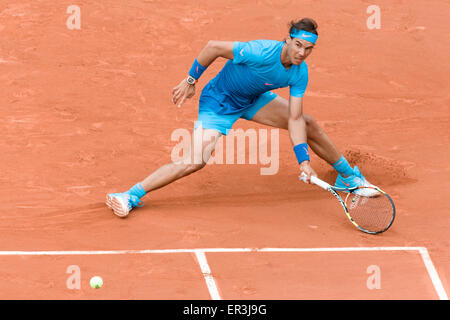 Paris, Frankreich. 26. Mai 2015. Rafael Nadal (ESP) in Aktion in einem 1. Runde match gegen Quentin Halys (FRA) am dritten Tag des 2015 French Open Tennis-Turnier in Roland Garros in Paris, Frankreich.  Bildnachweis: Csm/Alamy Live-Nachrichten Stockfoto