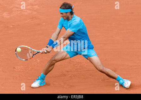 Paris, Frankreich. 26. Mai 2015. Rafael Nadal (ESP) in Aktion in einem 1. Runde match gegen Quentin Halys (FRA) am dritten Tag des 2015 French Open Tennis-Turnier in Roland Garros in Paris, Frankreich.  Bildnachweis: Csm/Alamy Live-Nachrichten Stockfoto