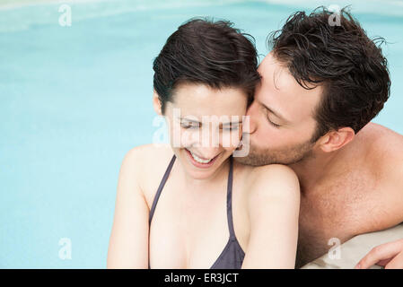 Paar Mann Frau Wange küssen im Pool, entspannen Stockfoto