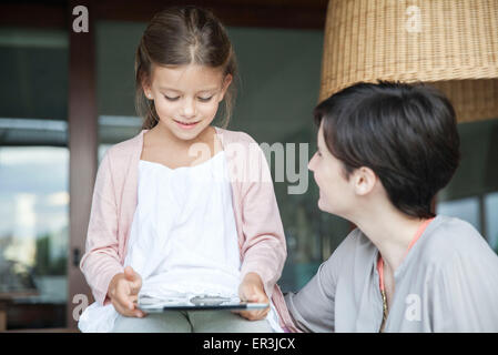 Mutter und junge Tochter mit digital-Tablette zusammen Stockfoto