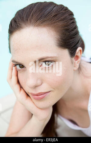 Junge Frau zum Kinn ruht, portrait Stockfoto