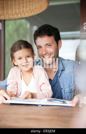 Vater und Tochter zusammen, Porträt lesen Stockfoto