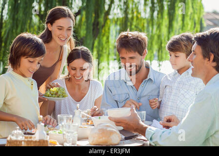 Familie gemeinsam das Frühstück im freien Stockfoto