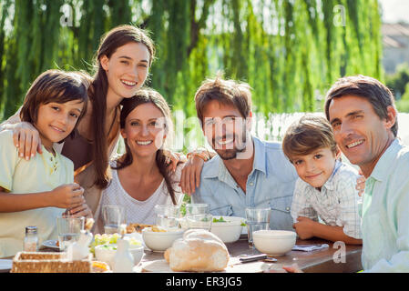 Familie gemeinsam das Frühstück im Freien, Gruppenbild Stockfoto