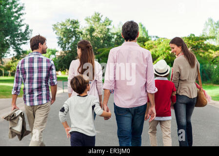 Familie zu Fuß zusammen draußen, Rückansicht Stockfoto