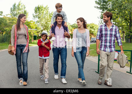 Familie gehen zusammen auf Straße Stockfoto