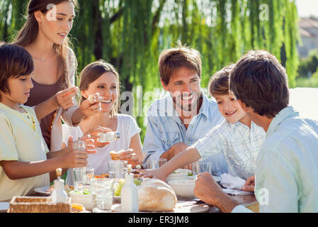 Familie gemeinsam das Frühstück im freien Stockfoto