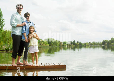 Familie stehen auf Dock, Porträt Stockfoto