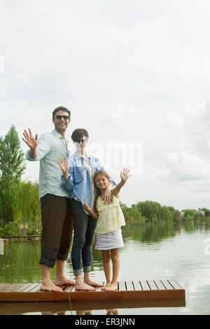 Familie am dock winken Stockfoto