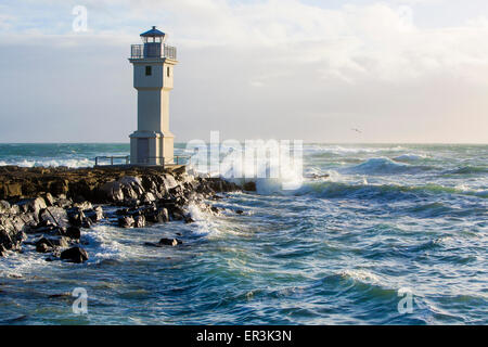 Weißen Leuchtturm im Hafen von Akranes, Island Stockfoto