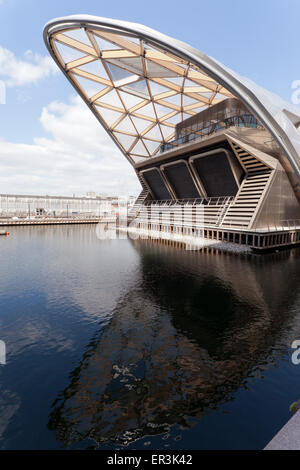 Blick auf das Ende des Holzes Gitter Dach des neuen Cross Rail Station, an der West India North Dock, Canary Wharf, London. Stockfoto