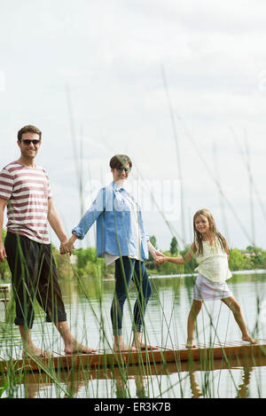 Familienholding Hände auf dock, portrait Stockfoto