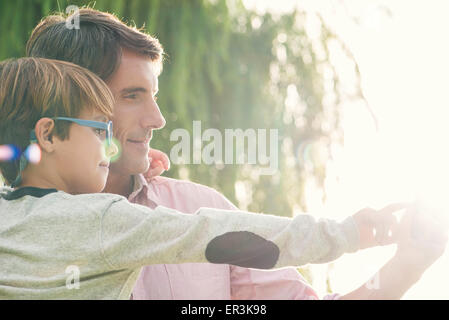 Vater und Sohn gemeinsam im Freien, Überbelichtung Stockfoto