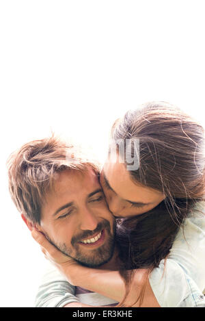 Junge Frau küssen Freund Stockfoto