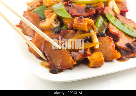 Chinesische Schweinefleisch und sautierten chinesisches Mischgemüse mit schwarzer Bohnensauce Stockfoto