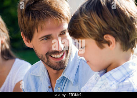 Vater und Sohn im freien miteinander reden Stockfoto