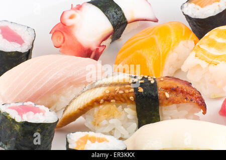 Gemischte Sushi Platte einschließlich, Tintenfisch, Aal, Thunfisch, Garnelen und Lachs Stockfoto
