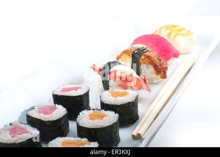 Gemischte Sushi Platte einschließlich, Tintenfisch, Aal, Thunfisch, Garnelen und Lachs Stockfoto