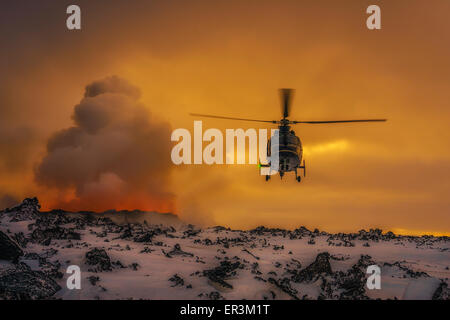 Hubschrauber fliegen durch den Vulkanausbruch auf der Holuhraun Riss, Vulkan Bardarbunga Island. Stockfoto