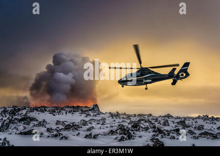 Hubschrauber fliegen durch den Vulkanausbruch auf der Holuhraun Riss, Vulkan Bardarbunga Island. Stockfoto