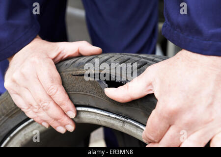 Nahaufnahme eines mechanischen Prüfung beschädigte PKW-Reifen Stockfoto