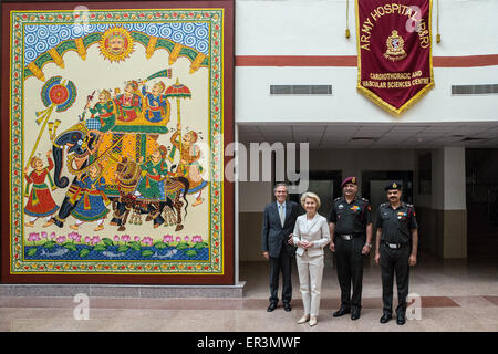 Neu-Delhi, Indien. 26. Mai 2015. Bundesminister der Verteidigung Ursula von der Leyen, Michael Steiner (L), deutscher Botschafter in Indien, und indische Generalleutnant Manoj Unni (2-R) Pose vor einem neuen Flügel der Armee R & R Krankenhaus in Neu-Delhi, Indien, 26. Mai 2015. Von der ist Leyen bei einem dreitägigen Besuch in Indien in Vorbereitung auf die deutsch-indischen Regierungskonsultationen für Oktober geplant. Die beiden Länder wollen ihre strategische Partnerschaft und Zusammenarbeit in Sicherheitsfragen zu erweitern. Foto: ENRICO FABIAN/Dpa/Alamy Live-Nachrichten Stockfoto