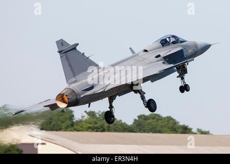 Ein JAS-39 Gripen der schwedischen Luftwaffe startet von RAF Fairford, Vereinigtes Königreich. Stockfoto