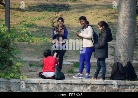 Lodhi Gärten Delhi Indien 14. Februar 2015-junge College-Studenten Lachen und mobile Fotografieren Stockfoto