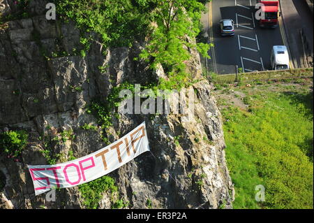 Bristol, UK. 26. Mai 2015. Demonstranten hängen einen Stop TTIP Banner in der Felswand unter die Clifton Suspension Bridge in Bristol. Der transatlantische Handel & Investitionspartnerschaft TTIP genannt ist ein umstrittene Handelsabkommen zwischen der EU und den USA derzeit verhandelt wird. Bildnachweis: Jonny White/Alamy Live-Nachrichten Stockfoto