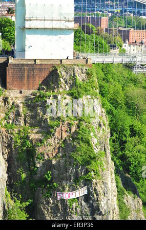 Bristol, UK. 26. Mai 2015. Demonstranten hängen einen Stop TTIP Banner in der Felswand unter die Clifton Suspension Bridge in Bristol. Der transatlantische Handel & Investitionspartnerschaft TTIP genannt ist ein umstrittene Handelsabkommen zwischen der EU und den USA derzeit verhandelt wird. Bildnachweis: Jonny White/Alamy Live-Nachrichten Stockfoto