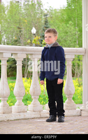 Ein sechs Jahre alter Junge auf einem Spaziergang Stockfoto