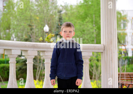 Ein sechs Jahre alter Junge auf einem Spaziergang Stockfoto