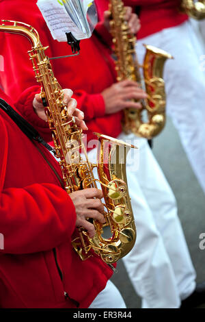 Saxophonisten und Instrumente spielen in einer Blaskapelle Stockfoto