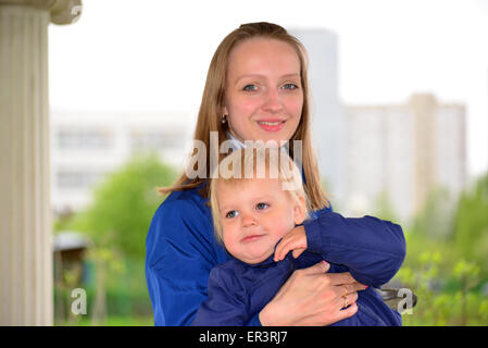 Mutter hält Tochter auf Händen auf einem Spaziergang Stockfoto