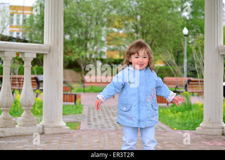 Niedlichen Mädchen mit blonden lockigen Haaren im Freien. Kleines Mädchen ca. 2-3 Jahre alt. Stockfoto