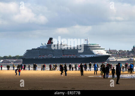 Liverpool, Merseyside, Großbritannien, 26. Mai 2015. MS Queen Victoria ein Vista-Klasse Kreuzfahrtschiff Kreuzfahrtschiff fährt aus dem Hafen von Liverpool, mit Scharen von Schaulustigen anzeigen die Abreise von Crosby Strand, wie Sie Köpfe zum Meer. Stockfoto