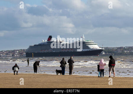 Liverpool, Merseyside, Großbritannien, 26. Mai 2015. MS Queen Victoria ein Vista-Klasse Kreuzfahrtschiff Kreuzfahrtschiff fährt aus dem Hafen von Liverpool, mit Scharen von Schaulustigen anzeigen die Abreise von Crosby Strand, wie Sie Köpfe zum Meer. Stockfoto