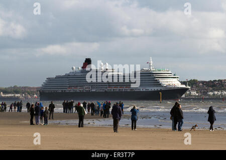 Liverpool, Merseyside, Großbritannien, 26. Mai 2015. MS Queen Victoria ein Vista-Klasse Kreuzfahrtschiff Kreuzfahrtschiff fährt aus dem Hafen von Liverpool, mit Scharen von Schaulustigen anzeigen die Abreise von Crosby Strand, wie Sie Köpfe zum Meer. Stockfoto