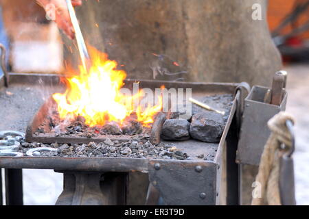 Handwerker arbeiten mit Feuer schlagen Eisen. Stockfoto