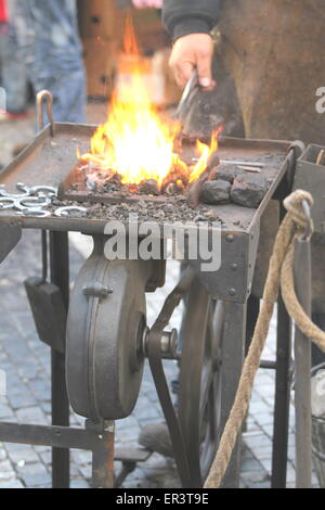 Handwerker arbeiten mit Feuer schlagen Eisen. Stockfoto