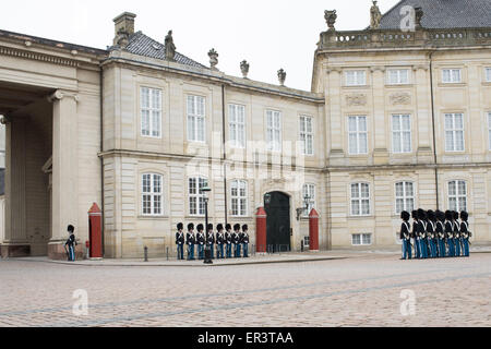 Wachablösung am Schloss Amalienborg in Kopenhagen, Dänemark Stockfoto