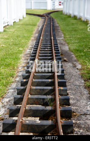 Schmalspur-Eisenbahnstrecke in Outdoor-Park im Vereinigten Königreich Stockfoto